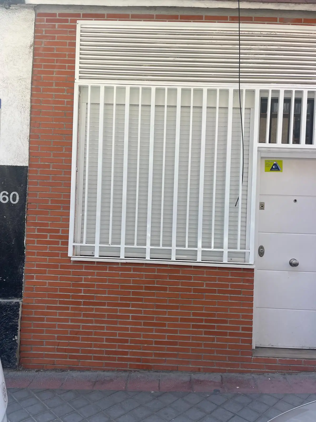 Rejas en ventana a pie de calle