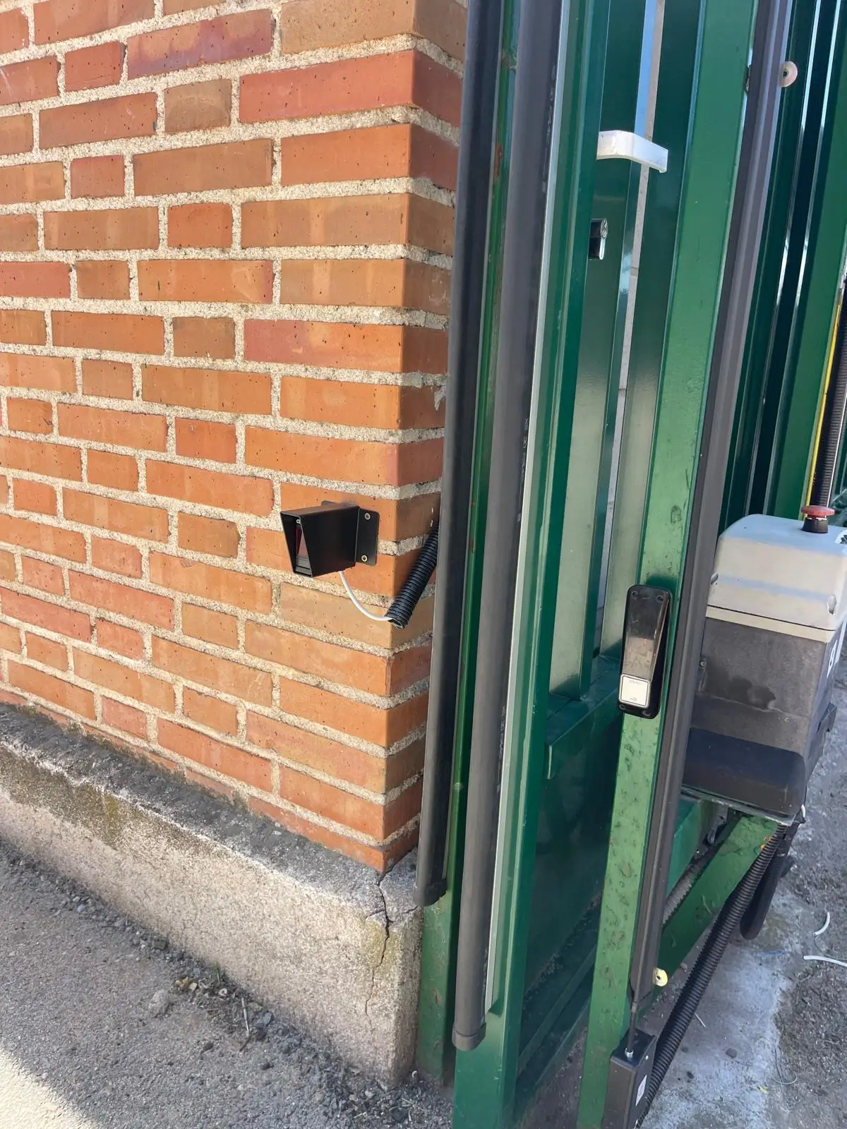Puerta corredera 6 m con sistemas de seguridad