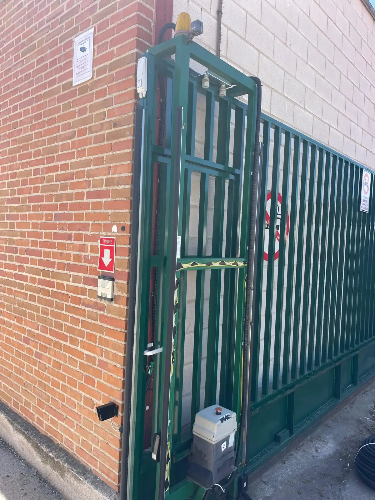 Puerta corredera 6 m con sistemas de seguridad