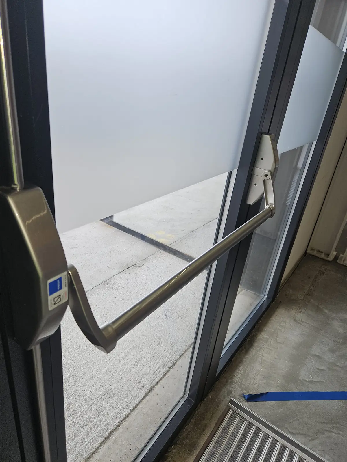 Cambio de barras antipánico en puerta de emergencia