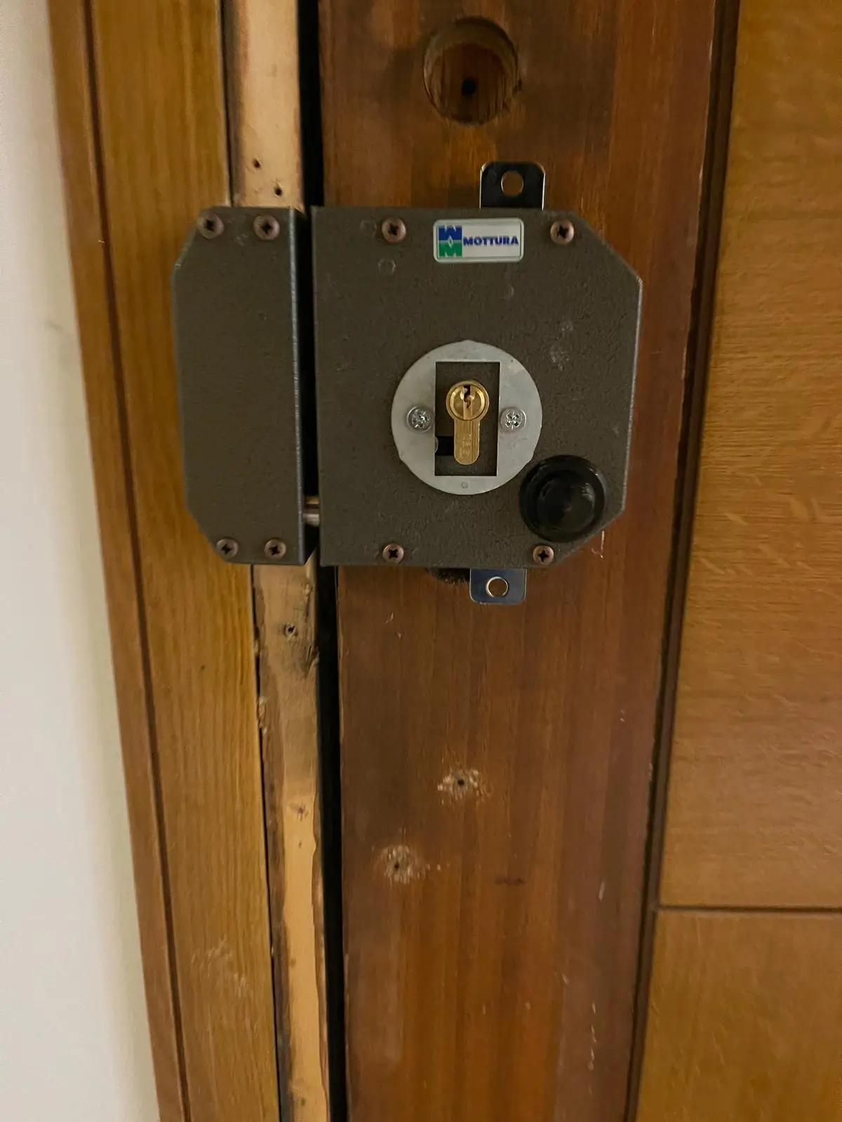 Modernización de cerradura de gorjas a perfil europeo en puerta de madera