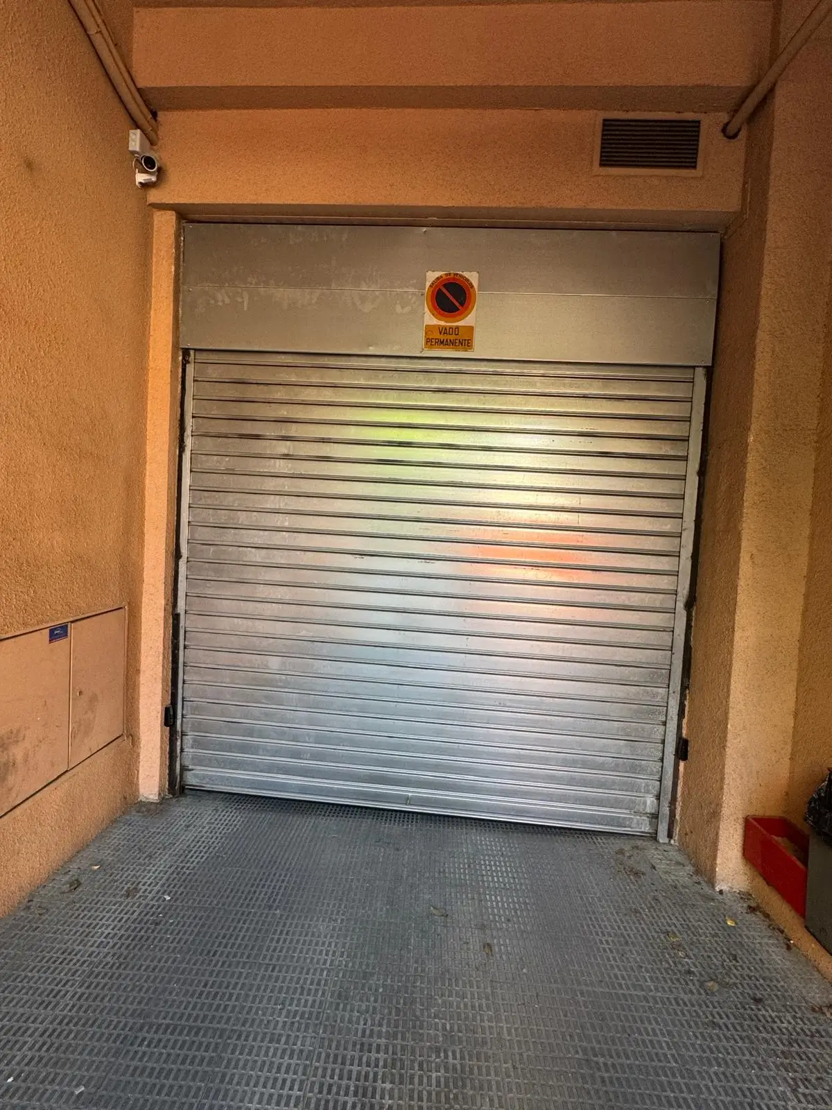 Persiana enrollable motorizada con sistemas de seguridad