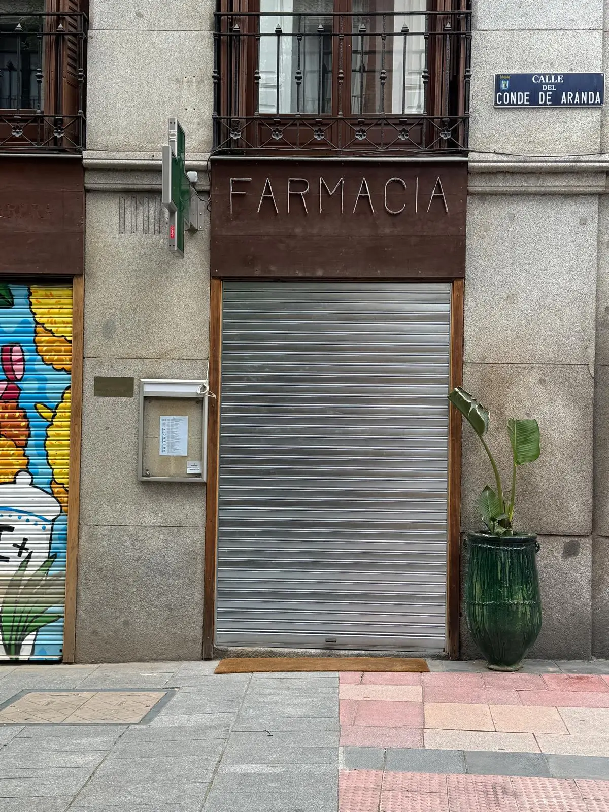 Cambio de persiana en lamas P-77 galvanizadas con cerradura anclada a suelo