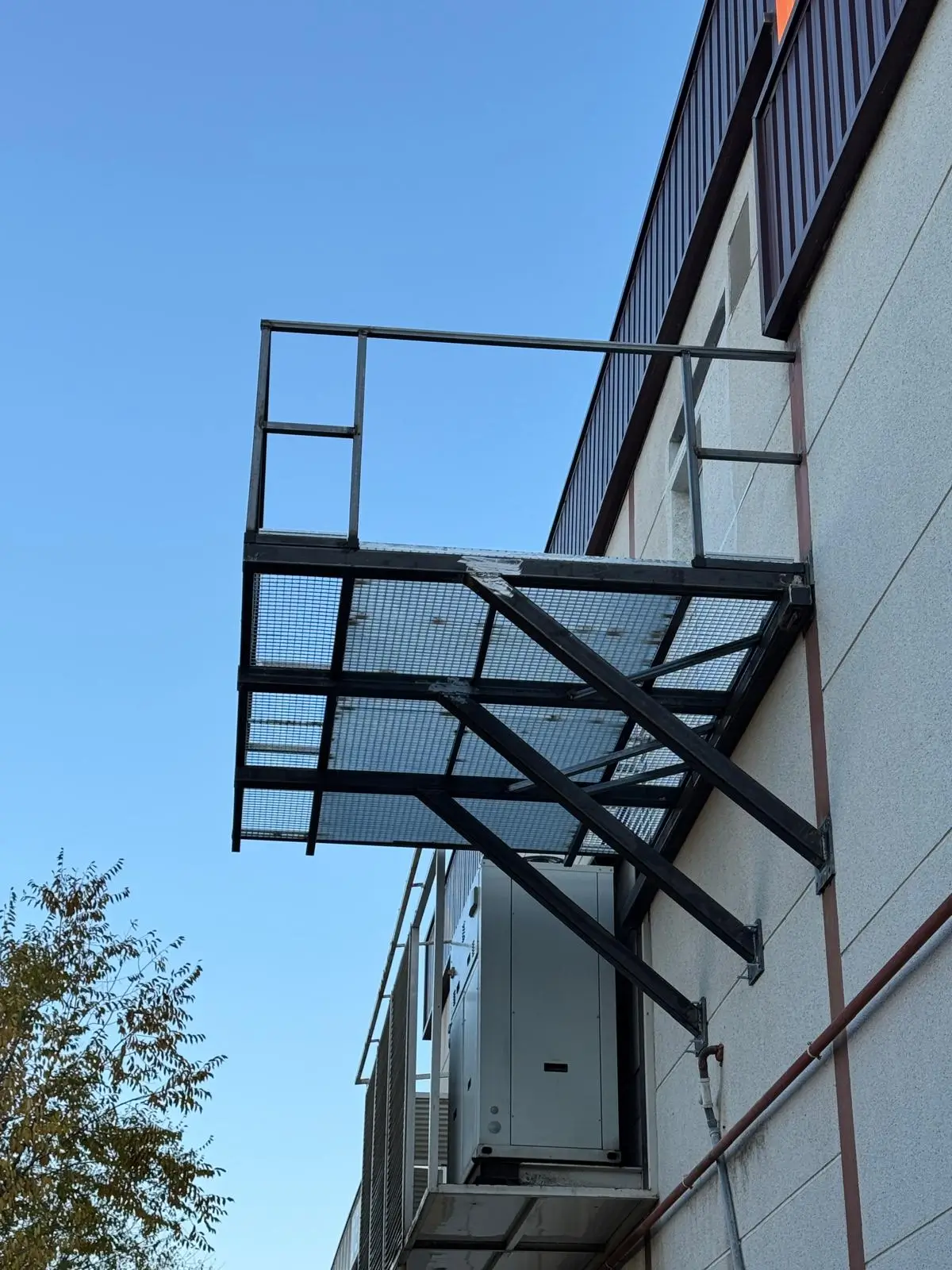 Estructura y plataforma colgante para maquinaria pesada